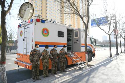 山西省人防辦信息保障中心值守人員肅立默哀，向英雄致敬、愿逝者安息